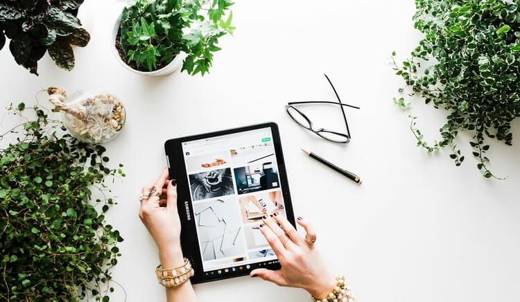 A buyer browsing a catalog and ‘liking’ items.