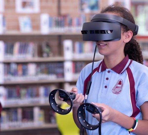 Call Center vs Help Desk: Understanding the Differences 8 man in white and red polo shirt wearing black headphones virtual classroom 3d anatomy model students wearing vr headsets