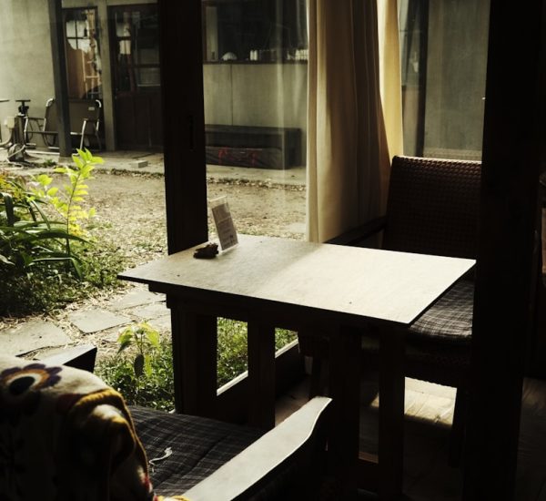 Best Practices for Homestay Videos on Meta Platforms: How to Create Engaging Homestay Video Content for Facebook and Instagram 8 a living room with a couch and a table homestay room cozy bed morning light travel stay